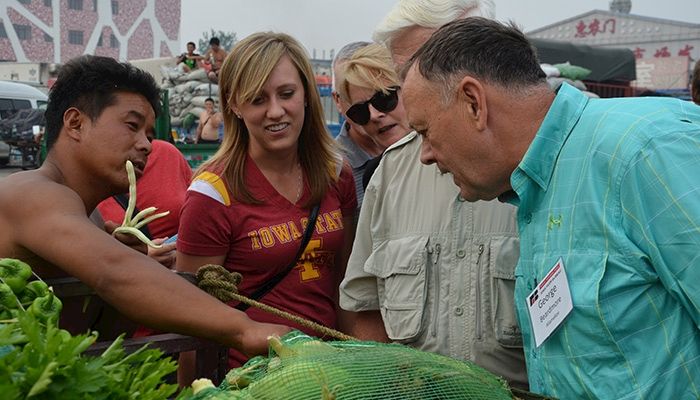 Iowa farmers Heidi Gansen and George Beardmore learn about Chinese produce in one of Beijing's largest markets.