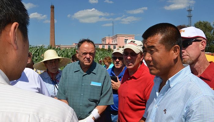  Farmer Yaohui Xue of China's Jilin province speaks with participants in Iowa Farm Bureau's International Market Study Tour.