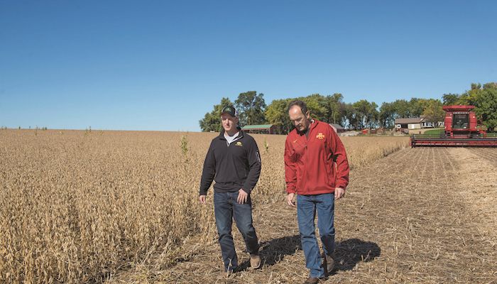 Transition specialist turning over his own farm to a young farmer