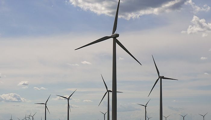 Wind power line pulls Iowa application