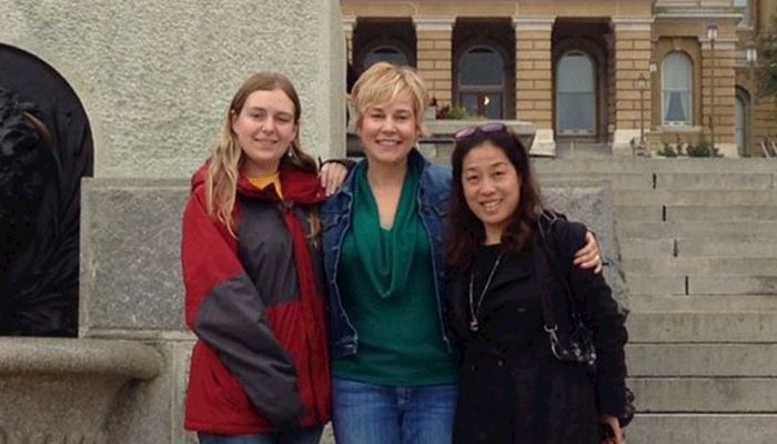 Laurie with her daughter (left) and Ms. Ma Caiqing, a teacher from Hebei Province, China