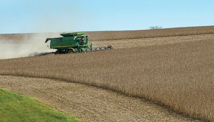 After very wet conditions in early October, drier conditions have allowed Iowa farmers to make good progress on the 2018 corn and soybean harvest.  PHOTO / GARY FANDEL