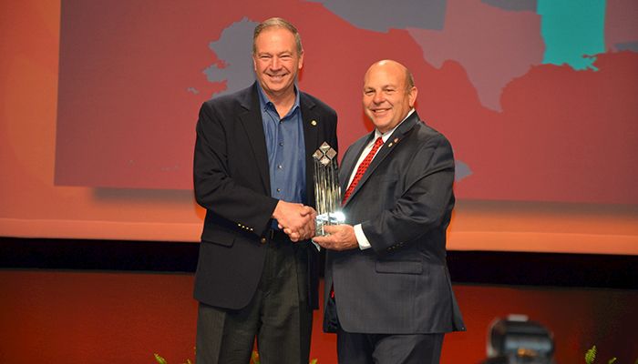 Iowa Farm Bureau President Craig Hill receives the Pinnacle Award from American Farm Bureau President Zippy Duvall. 