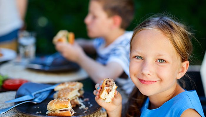 kids eating hamburgers