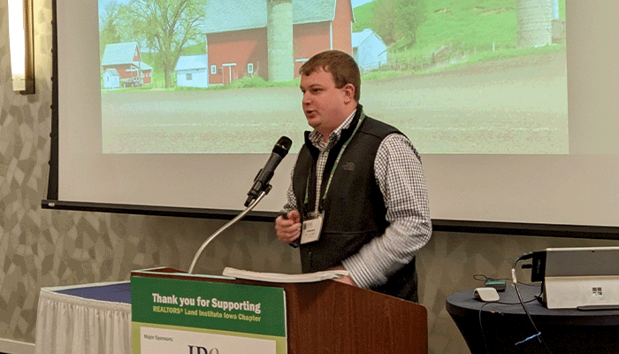 Farmland values level off in Iowa 