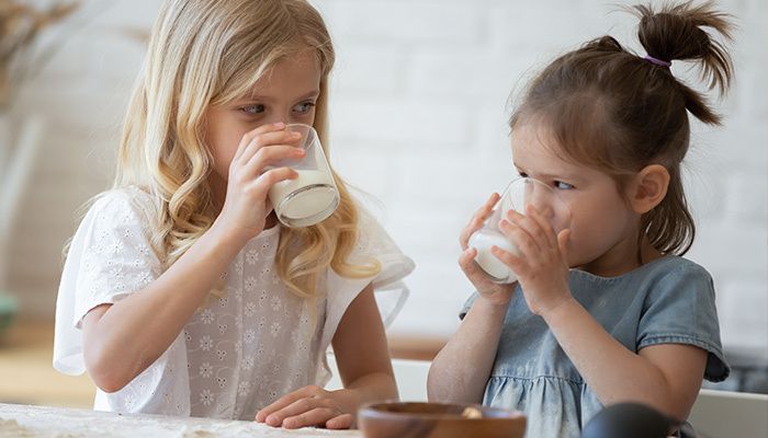 kids drinking milk