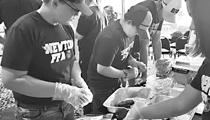 Newton FFA Shines Bright at WHO Great Iowa Tractor Ride 