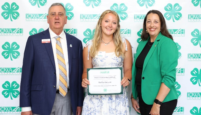 Boone County Youth Receives Iowa 4-H Scholarship