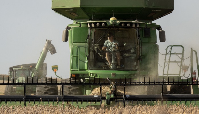 Harvest speeds along with dry conditions across Iowa 