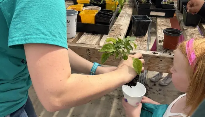 Interstate 35 FFA Members Share Agricultural Knowledge with Younger Students