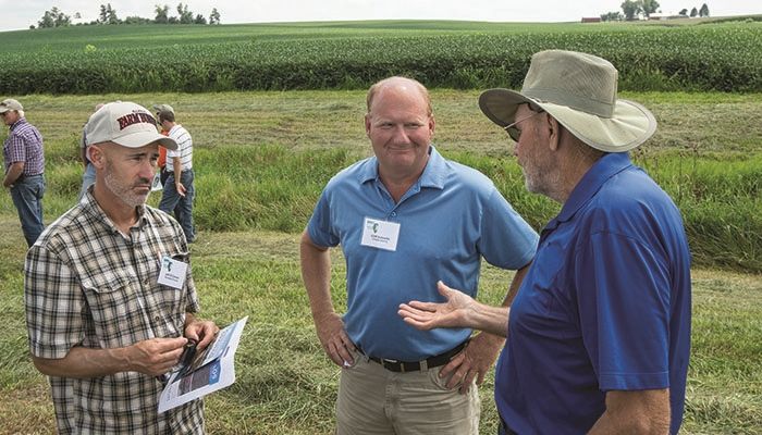 Illinois farmers tour Iowa conservation practices