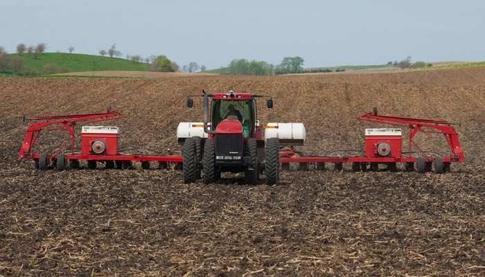 USDA: More soybean acres, fewer corn in 2017