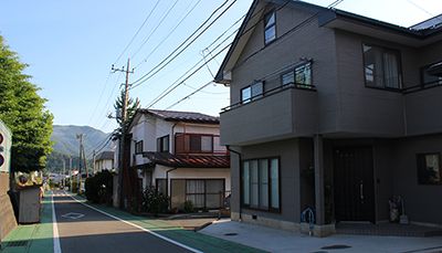Narrow sidewalks in Japan